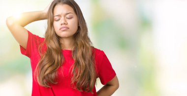 İzole arka plan üzerinde kırmızı t-shirt giyen genç güzel esmer kadın yanıltır ve soru hakkında merak ediyorum. Şüphe, kafasına el ile düşünme ile belirsiz. Dalgın kavramı.