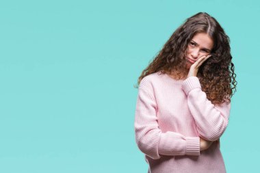 Yorgun ve bıkkın ile depresyon sorun Çapraz kollar ile seyir düşünüyorum izole arka plan üzerinde pembe kış kazak giyen güzel esmer kıvırcık saçlı Genç kız.