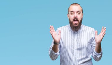 Genç beyaz hipster adam deli kutluyor arka plan izole ve başarı için kaldırdı kollarını açarak hayrete ve heyecanlı çığlık gözleri açık. Kazanan kavramı