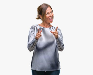 Orta yaş İspanyol kadın kıdemli fotoğraf makinesi ile mutlu ve komik yüz için parmakları işaret izole arka plan üzerinde. İyi enerji ve vibes.