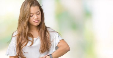 Genç güzel esmer iş kadın kol saati, rahat ve kendinden emin zamanında kontrol izole arka plan