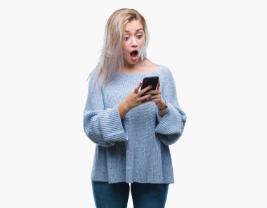 Sarışın genç kadın manifatura üzerinden Smartphone kullanarak ileti gönderme arka plan bir sürpriz yüz, korkuyor ve heyecanlı korku ifadesi ile şok korkmuş izole