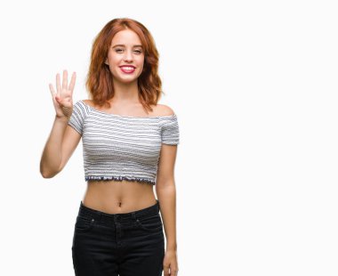 Genç güzel kadın gösterilen ve parmakları ile işaret izole arka plan yüzünden kendinden emin ve mutlu gülümseyerek süre dört numara.