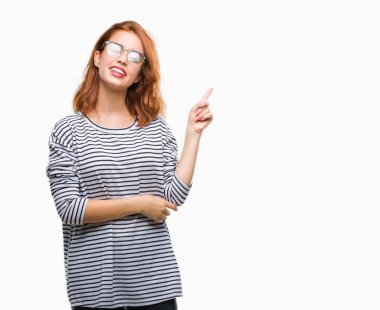 Kameraya bakarak yan el ve parmak ile işaret izole arka yüzünde, kocaman bir gülümseme ile gözlük takan genç güzel kadın.