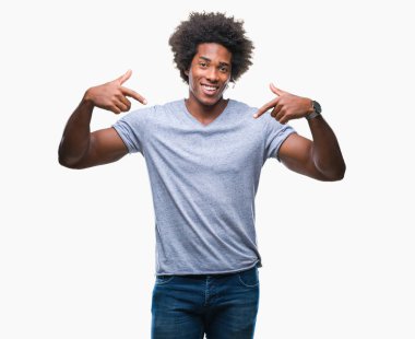 Yüzünde gülümseme ile kendinden emin görünüyorsun, kendini gururlu ve mutlu parmakları ile işaret izole arka plan üzerinde Afro Amerikalı adam.
