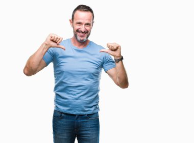 Orta yaş ağarmış komuta sizde yüzünde gülümseme ile kendinden emin görünüyorsun, kendini gururlu ve mutlu parmakları ile işaret izole arka plan üzerinde.