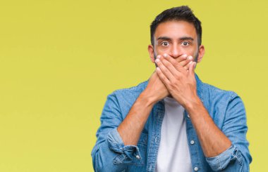 İzole arka plan ağız hata için elleriyle kapsayan şok yetişkin İspanyol adam. Gizli kavramı.