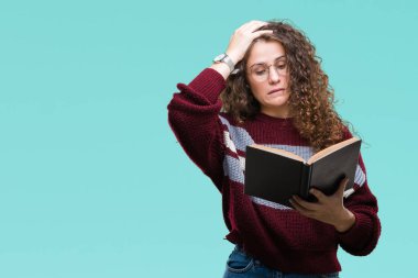 Genç esmer kız kafasına, el ile vurguladı izole arka plan üzerinde gözlük takan bir kitap okuma şok utanç ve sürpriz suratla, öfkeli ve sinirli. Korku ve hata için üzgün.