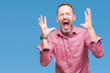 Orta yaş ağarmış üst düzey adam kızgın ve silah ile başarı için deli kutluyor izole arka plan üzerinde kaldırdı ve heyecanlı çığlık gözler kapalı. Kazanan kavramı