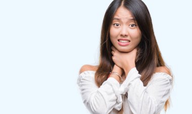 Genç Asyalı kadın üzerinde arka plan bağırarak izole ve çünkü boğmak acı kendi ellerimle öldürürüm. Sağlık sorunu. Yaralarından ve intihar kavramı.