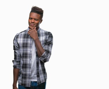 Afrikalı-Amerikalı genç çene düşünme hakkında soru, dalgın ifade üzerine el ile izole arka plan üzerinde. Düşünceli yüzüyle gülümsüyor. Şüphe kavramı.