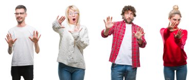 Gençlerin grup şokta bağırarak üzerinde beyaz izole arka plan korkuyor ve dehşet korku ifade dur hareketi el ile ile kolaj. Panik kavramı.