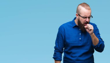 Duygu iyi ve soğuk veya bronşit için semptom olarak öksürük izole arka plan üzerinde gözlük takan Genç beyaz hipster adam. Sağlık kavramı.