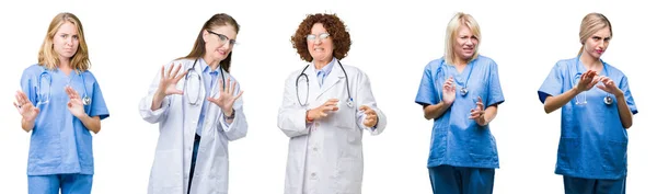 一组专业医生女性在白色孤立背景下厌恶表情 不高兴和害怕做厌恶的脸因为厌恶反应 举起手来 令人讨厌的概念 — 图库照片