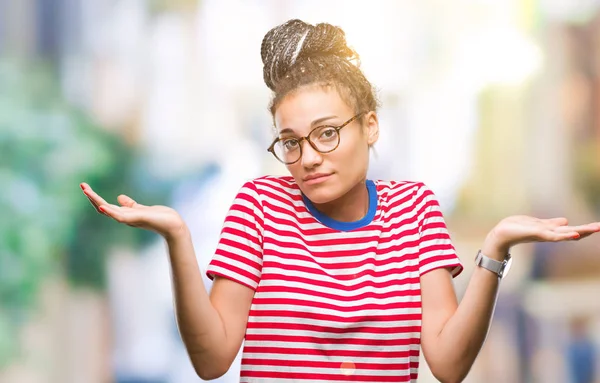 Young Gevlochten Afrikaans Amerikaans Meisje Haar Bril Geïsoleerde Achtergrond Clueless — Stockfoto