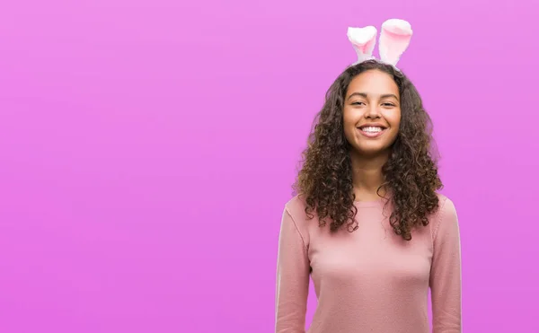 Junge Hispanische Frau Trägt Osterhasenohren Mit Einem Glücklichen Gesicht Stehen — Stockfoto