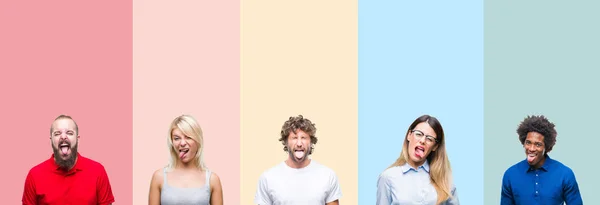 一群年轻人在五颜六色的复古孤立的背景下伸出舌头出来快乐与搞笑的表达 情感概念 — 图库照片