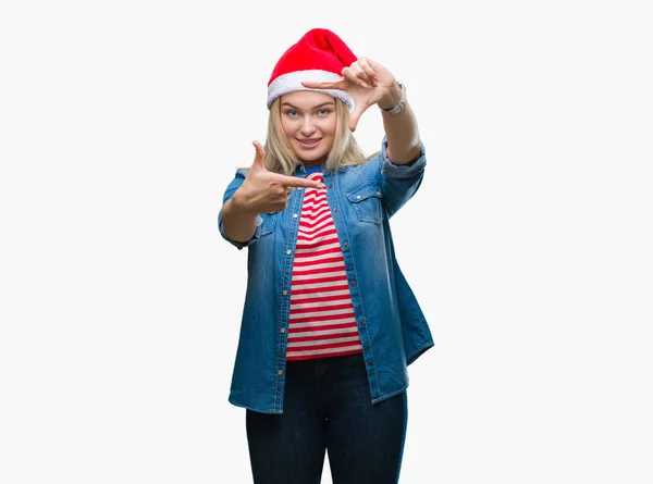 Молодая Кавказская Женщина Рождественской Шляпе Изолированном Фоне Улыбается Делая Рамку — стоковое фото