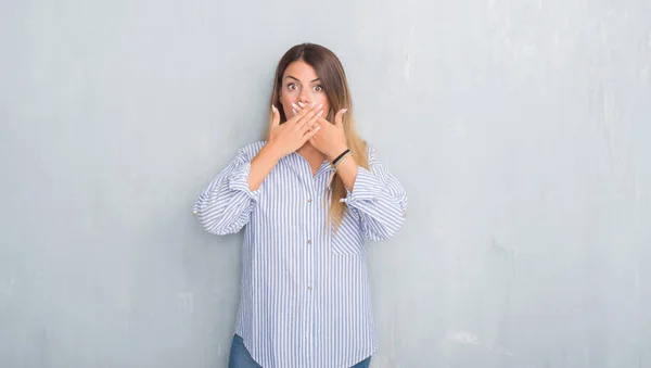 Junge Erwachsene Frau Über Grauer Grunge Wand Modischem Business Outfit — Stockfoto