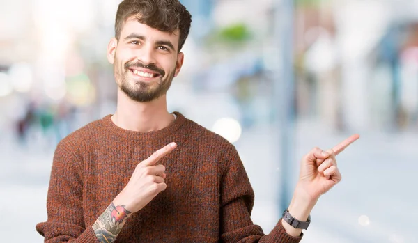 Junger Gutaussehender Mann Winterpullover Vor Isoliertem Hintergrund Lächelnd Und Mit — Stockfoto