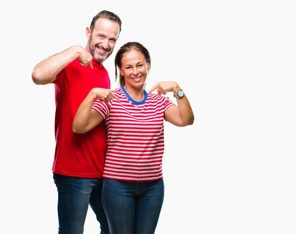 Hispanisches Paar Mittleren Alters Verliebt Vor Isoliertem Hintergrund Sieht Selbstbewusst — Stockfoto