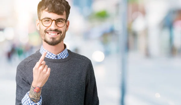 Junger Hübscher Smarter Mann Mit Brille Über Isoliertem Hintergrund Winkt — Stockfoto