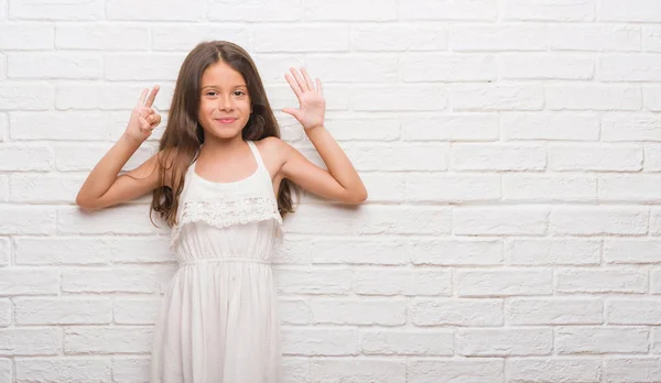 Молода Іспаномовна Дитина Над Білою Цегляною Стіною Показуючи Вказуючи Пальцями — стокове фото