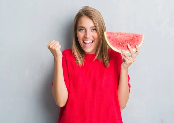 Hermosa Joven Sobre Pared Gris Grunge Comiendo Sandía Gritando Orgulloso —  Fotos de Stock