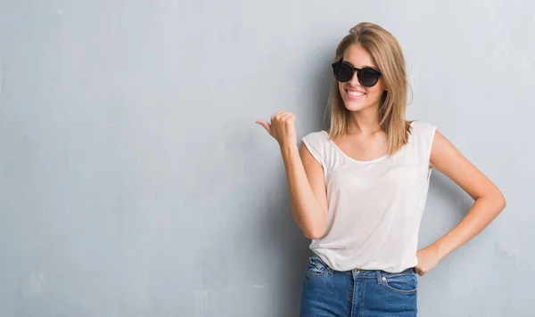 Beautiful Young Woman Standing Grunge Grey Wall Wearing Fashion Sunglasses — Stock Photo, Image