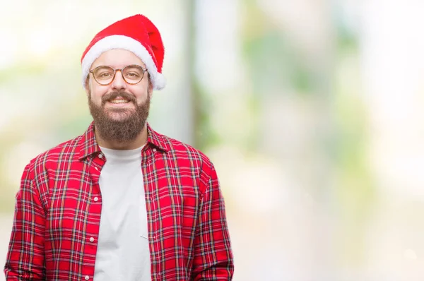 若い白人男の顔に幸せとクールな笑顔で孤立した背景にクリスマス帽子をかぶっています 幸運な人 — ストック写真