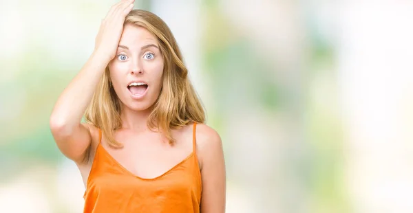 Schöne Junge Frau Orangefarbenem Hemd Über Isoliertem Hintergrund Überrascht Mit — Stockfoto