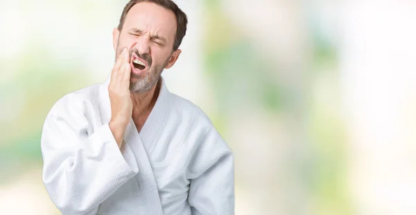英俊的中年男子穿着和服制服在孤立的背景触摸嘴与痛苦的表情与痛苦的表情 由于牙痛或牙齿上的牙病 牙医概念 — 图库照片