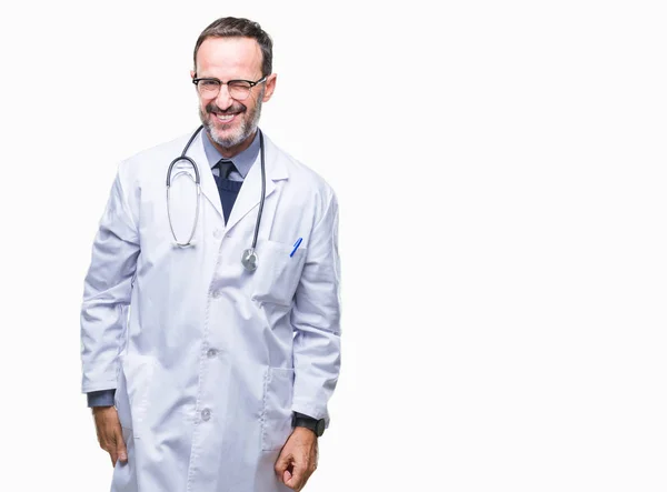 Medelåldern Hoary Överläkare Man Klädd Medicinsk Enhetlig Isolerade Bakgrund Winking — Stockfoto