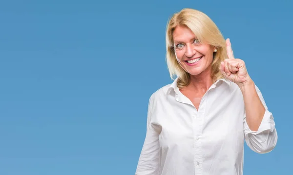 Blonde Geschäftsfrau Mittleren Alters Mit Isoliertem Hintergrund Die Mit Erhobenem — Stockfoto
