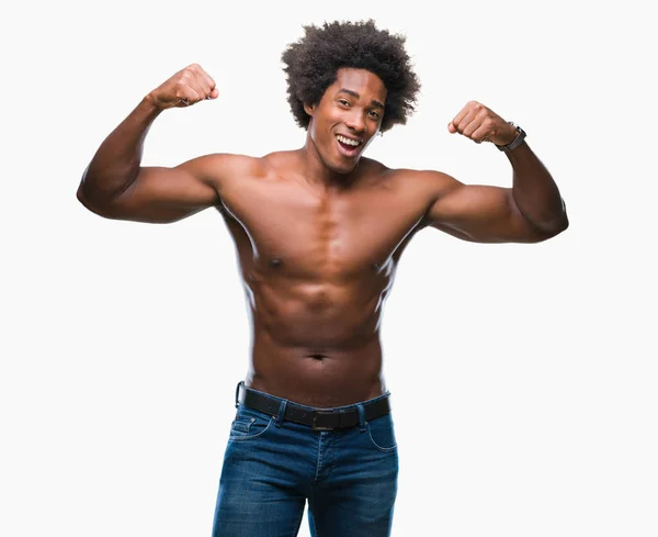 美国黑人赤裸上身的裸体男子显示裸露的身体在孤立的背景下显示手臂肌肉微笑自豪 健身理念 — 图库照片
