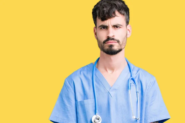 Joven Enfermero Guapo Vistiendo Uniforme Cirujano Sobre Fondo Aislado Escéptico —  Fotos de Stock