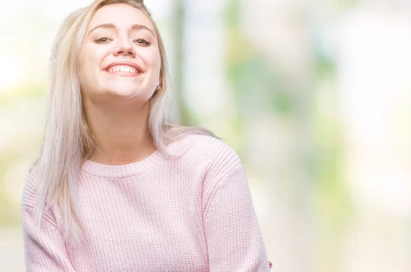 年轻的金发女人穿着冬季毛衣在孤立的背景快乐的脸微笑着交叉双臂看着相机 积极的人 — 图库照片