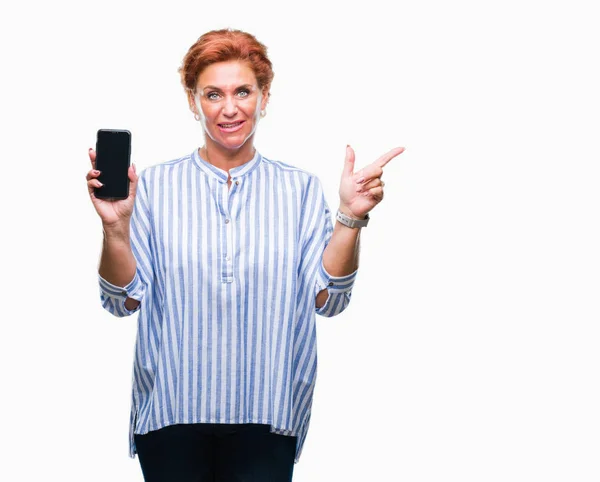 Atractiva Mujer Pelirroja Caucásica Senior Mostrando Pantalla Del Teléfono Inteligente — Foto de Stock