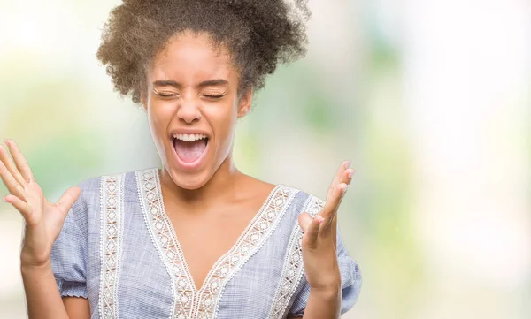 Unga Afro Amerikansk Kvinna Över Isolerade Bakgrund Firar Arg Och — Stockfoto