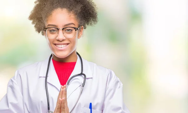 Junge Afroamerikanische Ärztin Über Isoliertem Hintergrund Betet Mit Händen Zusammen — Stockfoto