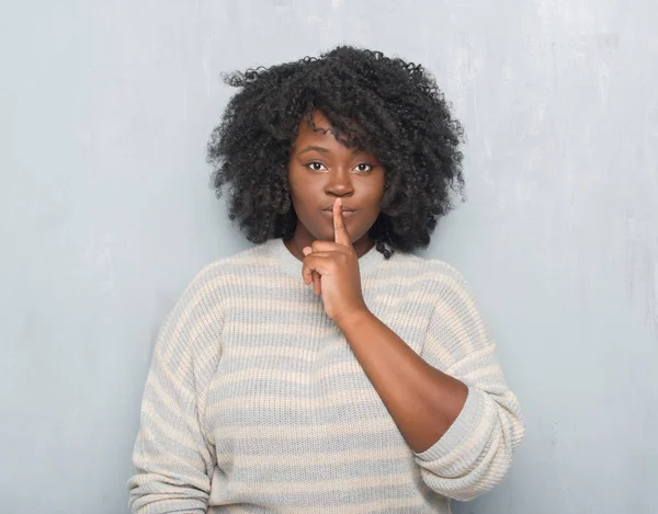 Young African American Size Woman Grey Grunge Wall Wearing Sweater — Stock Photo, Image