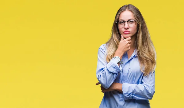 Jovem Mulher Negócios Loira Bonita Usando Óculos Sobre Fundo Isolado — Fotografia de Stock