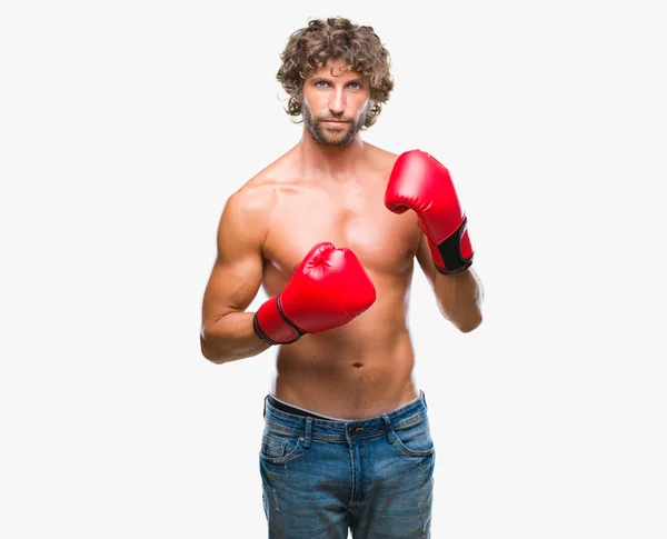 英俊的西班牙拳击手男子穿着拳击手套在孤立的背景微笑看一边 凝视着远离思考 — 图库照片