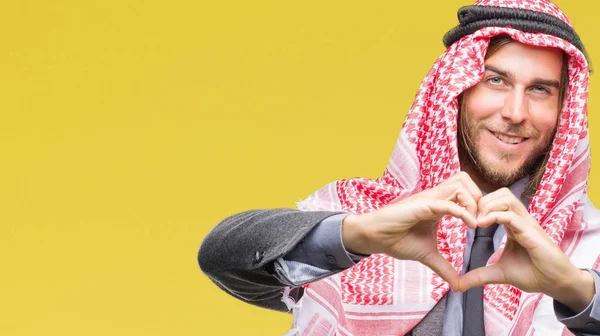 Mladý Pohledný Arabský Muž Dlouhými Vlasy Nosí Palestinou Izolované Pozadí — Stock fotografie