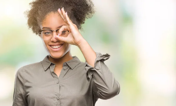 Jovem Afro Americana Usando Óculos Sobre Fundo Isolado Fazendo Gesto — Fotografia de Stock