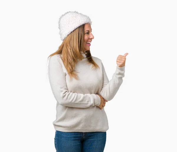 Όμορφη Μέση Ηλικία Γυναίκα Φορώντας Χειμώνα Πουλόβερ Και Καπέλο Πέρα — Φωτογραφία Αρχείου
