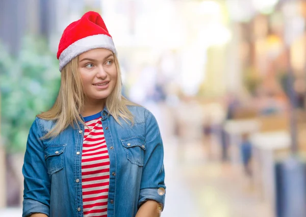 Junge Kaukasische Frau Mit Weihnachtsmütze Vor Isoliertem Hintergrund Die Mit — Stockfoto