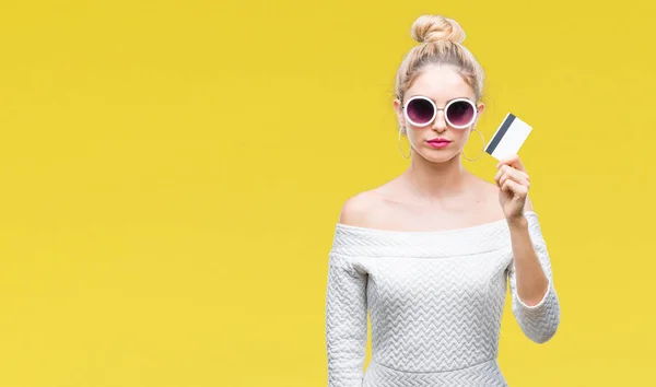 Ung Vacker Blond Kvinna Hålla Kreditkort Över Isolerade Bakgrund Med — Stockfoto