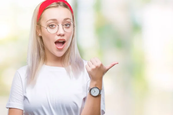 Jovem Loira Usando Óculos Sobre Fundo Isolado Sorrindo Com Rosto — Fotografia de Stock