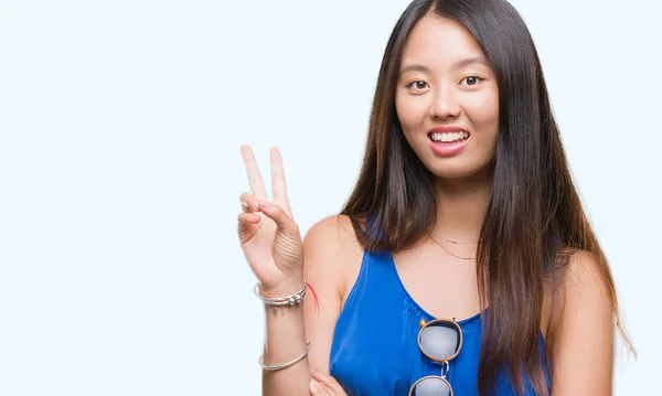 Jonge Aziatische Vrouw Geïsoleerde Achtergrond Glimlachend Met Blij Gezicht Winking — Stockfoto